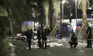 Thi thể nạn nhân nằm la liệt trên đường sau vụ khủng bố Nice