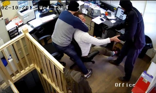 Anh Roy Rames bị hai tên côn đồ xông vào đánh và cướp đồng hồ giữa ban ngày