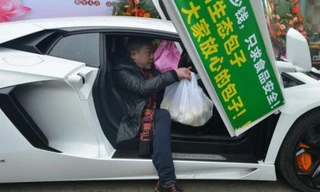 Ông chủ lái siêu xe Lamborghini đi giao bánh bao