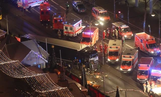 Hiện trường kinh hoàng vụ xe tải lao vào chợ Giáng sinh ở Berlin, Đức.