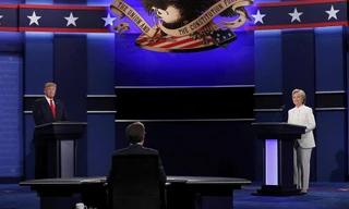 Ông Donald Trump và bà Hillary trong cuộc tranh luận lần 3.
