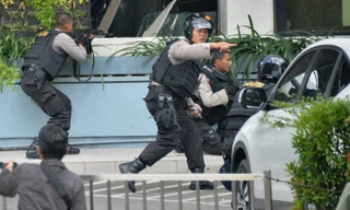 Lực lượng an ninh đấu súng với những kẻ khủng bố 