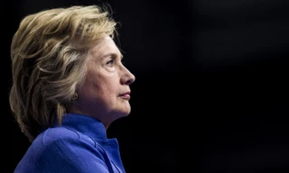 Ứng viên Tổng thống đảng Dân chủ Hillary Clinton lại vấp vào bê bối mới