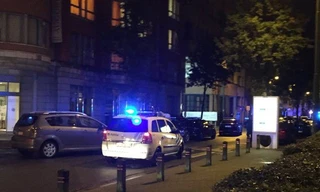 Xe cảnh sát bên ngoài cửa hàng Carrefour.