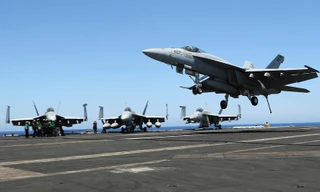 Chiến đấu cơ F/A-18 cất cánh từ tàu sân bay USS Harry S. Truman