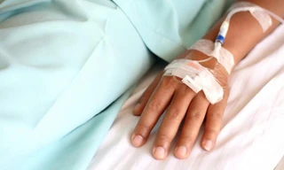 Cảnh sát nghi ngờ hung thủ bơm hóa chất khử trùng vào dịch truyền tĩnh mạch khiến 2 bệnh nhân lớn tuổi thiệt mạng 