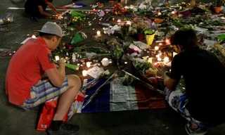 Người dân đặt nến và hoa trên đại lộ La Promenade des Anglais để tưởng nhớ những nạn nhân xấu số trong vụ thảm sát.