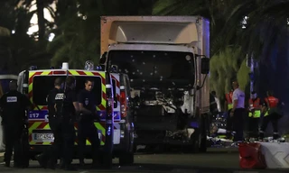 Chiếc xe tải lỗ chỗ vết đạn tại hiện trường vụ tấn công