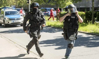 Cảnh sát có vũ trang bên ngoài rạp chiếu phim Kinopolis