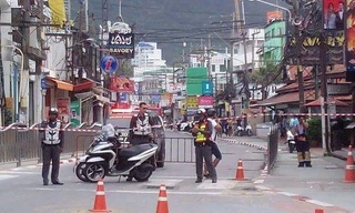 Cảnh sát phong tỏa một đoạn đường nơi vừa diễn ra vụ đánh bom ở Phuket sáng 12/8