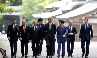 Thủ tướng Nhật Bản Shinzo Abe (thứ ba từ phải sang) dẫn các lãnh đạo G7 đến thăm đền Ise Grand.