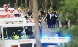 Cảnh sát tại hiện trường vụ rơi máy bay ở Alabama. Ảnh: AP.