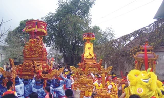 Kiệu quay khi rước về Đền Bà Chúa