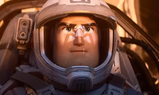 Fan háo hức chờ đợi phiên bản người thật của Buzz Lightyear do "Captain America" thể hiện