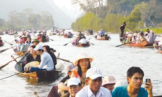 Quá tải đò vào chùa Hương (mùa lễ hội năm 2010) Ảnh: Hồng Vĩnh