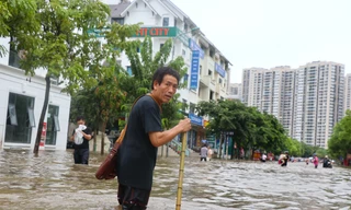 'Ốc đảo triệu đô' ngập sâu, người dân vật vã lội nước đi làm