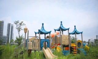 Cỏ mọc ngập đầu, rác thải khắp nơi trong dự án công viên 744 tỷ đồng tại Hà Nội