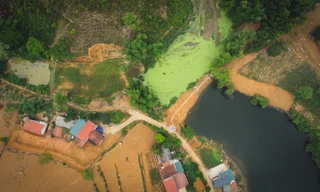 San lấp, lấn chiếm chia đôi lòng hồ Đầm tại Ba Vì