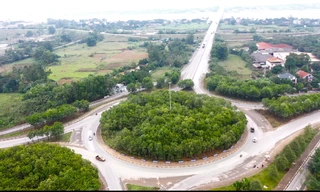 Nguy hiểm 'rừng' keo che khuất tầm nhìn giữa nút giao cửa ngõ Thủ đô