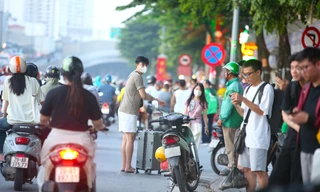 Xe dù, bến cóc lại rầm rộ, người dân Hà Nội đứng bắt xe trên đường