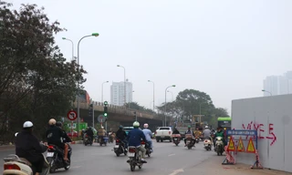 Đại lộ Thăng Long thoát cảnh ùn tắc sau khi thu hẹp lô cốt