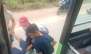 Nhân viên xe buýt đưa người bị tai nạn giao thông đi cấp cứu