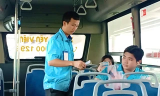 Nhân viên xe buýt Hà Nội giúp em nhỏ bị lạc về với gia đình