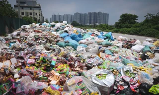 Hà Nội: Lại xuất hiện bãi rác bánh kẹo khổng lồ tại La Phù