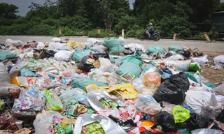 Hà Nội bắt đầu tiêu huỷ 'núi rác' bánh kẹo tại La Phù