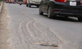 'Sống trâu’, ‘rãnh cào’ nham nhở trên nhiều tuyến phố Thủ đô sau sửa chữa