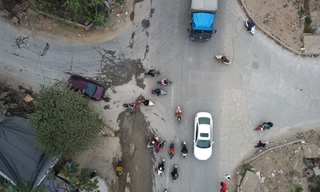 Đường gom Đại lộ Thăng Long xuống cấp, thường xuyên ùn tắc do thi công dự án