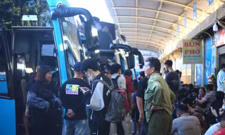 Người dân bắt đầu nghỉ lễ Quốc khánh, bến xe đông kín khách rời Hà Nội