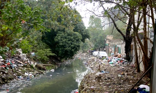 Ớn lạnh nhìn mương Kẻ Khế ‘đắp chiếu’ giữa trung tâm Hà Nội suốt 17 năm 