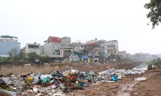 Hà Nội yêu cầu kiểm tra, xử lý tình trạng ngập rác thải dự án cứng hóa kênh La Khê