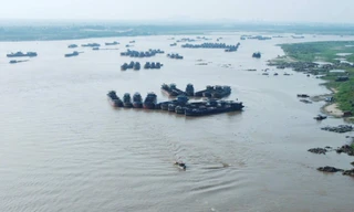 Hai hố sâu xuất hiện dưới lòng sông Đà ở khu vực hàng chục nhà dân nứt toác