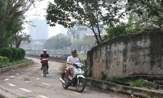 Tháo rào chắn, xe máy 'chen chân' vào tuyến đường dành riêng cho xe đạp ven sông Tô Lịch