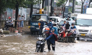 Đại lộ Thăng Long ùn tắc vì ngập, dịch vụ xe kéo đắt khách