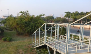 Hà Nội: Cầu vượt bộ hành có lối lên xuống thẳng vào bãi cỏ