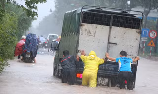Đại lộ Thăng Long ngập như sông, đoàn xe ùn tắc cả km