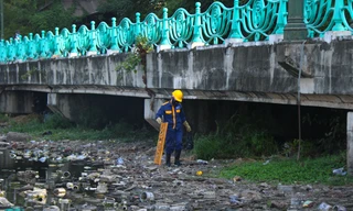Thu gom hàng chục nghìn bát hương, đồ thờ cúng ven hồ Tây