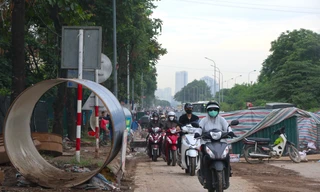 'Lô cốt' thi công gây mất an toàn, ùn tắc trên đại lộ Thăng Long 