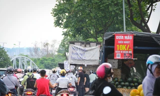 Nhức nhối tình trạng bán hàng rong bủa vây Đại lộ Thăng Long