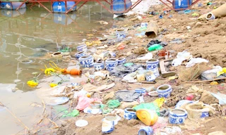 Bát hương, bàn thờ, túi nilon ngập kín ven bờ sông Hồng ngày ông Công ông Táo