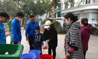 Người Hà Nội thả cá chép vào thùng nhựa 180 lít để tiễn ông Công, ông Táo về trời