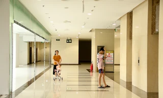 Hà Nội: Trung tâm thương mại 'rỗng' khách, nhiều nơi thành chỗ... thể dục
