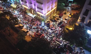 Thi công đường gom đại lộ Thăng Long: Đi gần ba tiếng không qua chỗ tắc, người dân gửi xe đi bộ về nhà