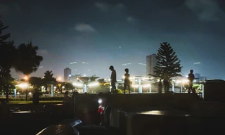 Thiếu ánh sáng, người dân soi đèn mò mẫm đi dạo trong công viên tại Hà Nội