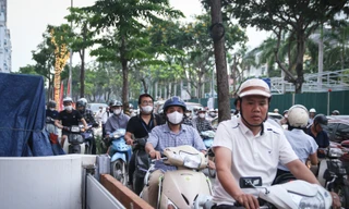 Rào một phần đường gom Đại lộ Thăng Long, xe máy tràn lên vỉa hè tránh ùn tắc