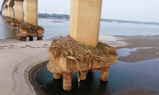 Tàu thuyền mắc cạn, cầu nghìn tỷ trơ móng giữa lòng sông Hồng, sông Đà