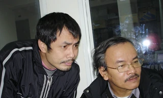 Nhà thơ Nguyễn Hoàng Sơn (phải) và nhà thơ Hữu Việt. Ảnh: Trần Hoàng Thiên Kim